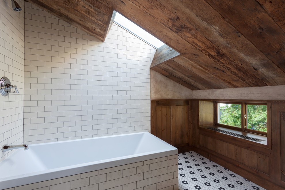 ニューヨークにある中くらいなラスティックスタイルのおしゃれなバスルーム (浴槽なし) (ドロップイン型浴槽、サブウェイタイル、ベージュの壁、モザイクタイル、シェーカースタイル扉のキャビネット、中間色木目調キャビネット、白いタイル) の写真