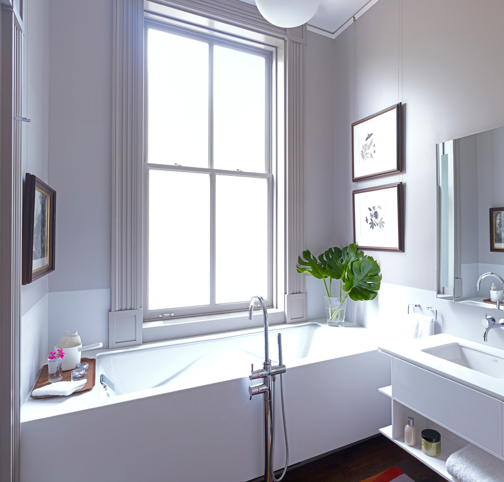 Modelo de cuarto de baño clásico renovado con lavabo bajoencimera y bañera encastrada sin remate