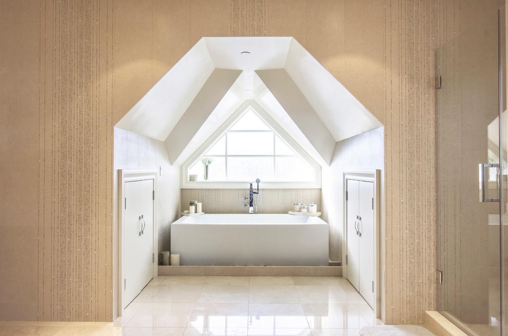 Aménagement d'une salle de bain contemporaine en bois brun avec une vasque, une baignoire posée, WC à poser et un carrelage bleu.