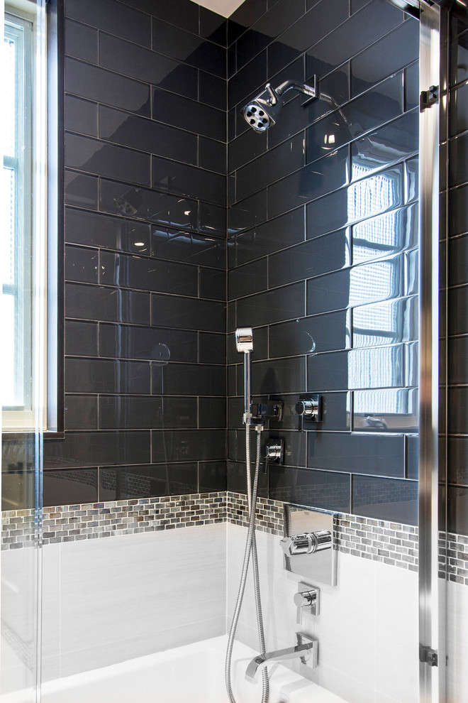 Foto de cuarto de baño actual con bañera encastrada, sanitario de una pieza y baldosas y/o azulejos azules