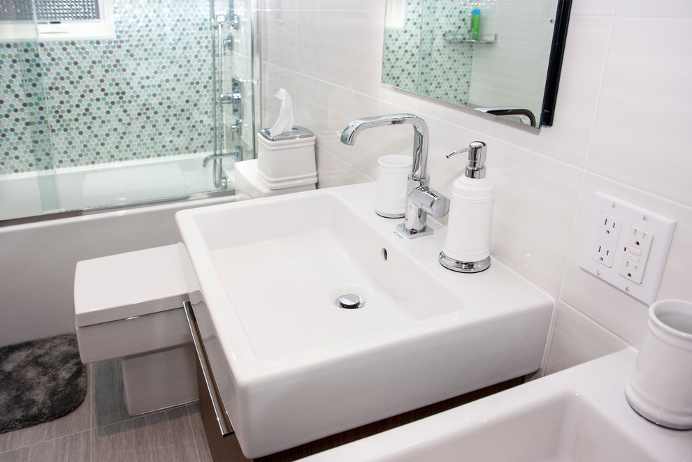 Источник вдохновения для домашнего уюта: ванная комната в современном стиле с накладной ванной, унитазом-моноблоком и синей плиткой