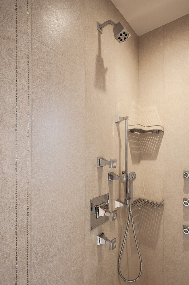Ejemplo de cuarto de baño actual con lavabo sobreencimera, puertas de armario de madera oscura, bañera encastrada, sanitario de una pieza y baldosas y/o azulejos azules