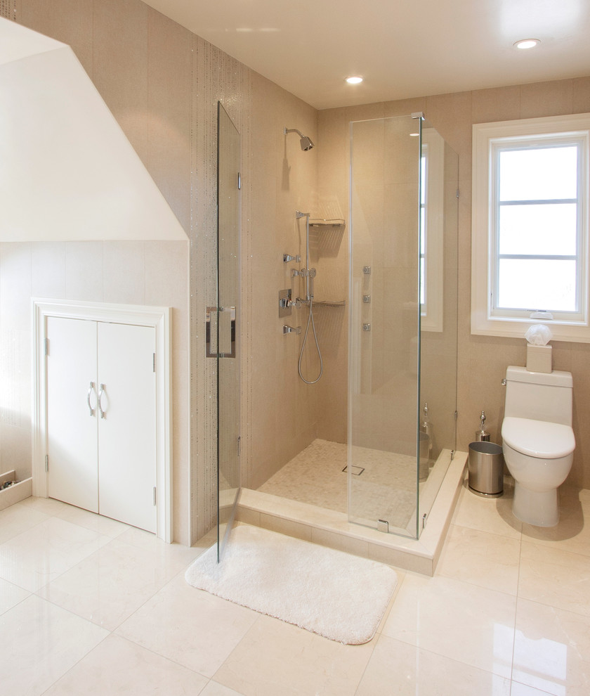 Imagen de cuarto de baño actual con lavabo sobreencimera, puertas de armario de madera oscura, bañera encastrada, sanitario de una pieza y baldosas y/o azulejos azules