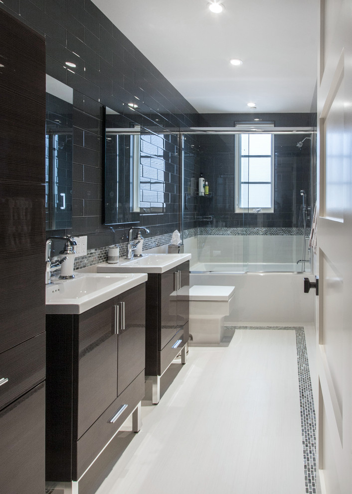 Imagen de cuarto de baño contemporáneo con bañera encastrada, sanitario de una pieza y baldosas y/o azulejos azules