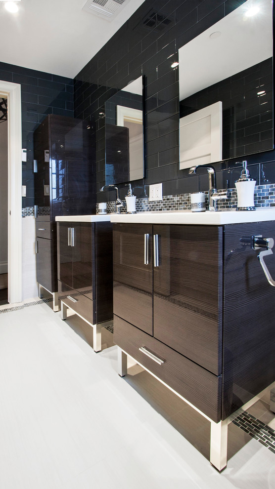 Immagine di una stanza da bagno design con vasca da incasso, WC monopezzo e piastrelle blu