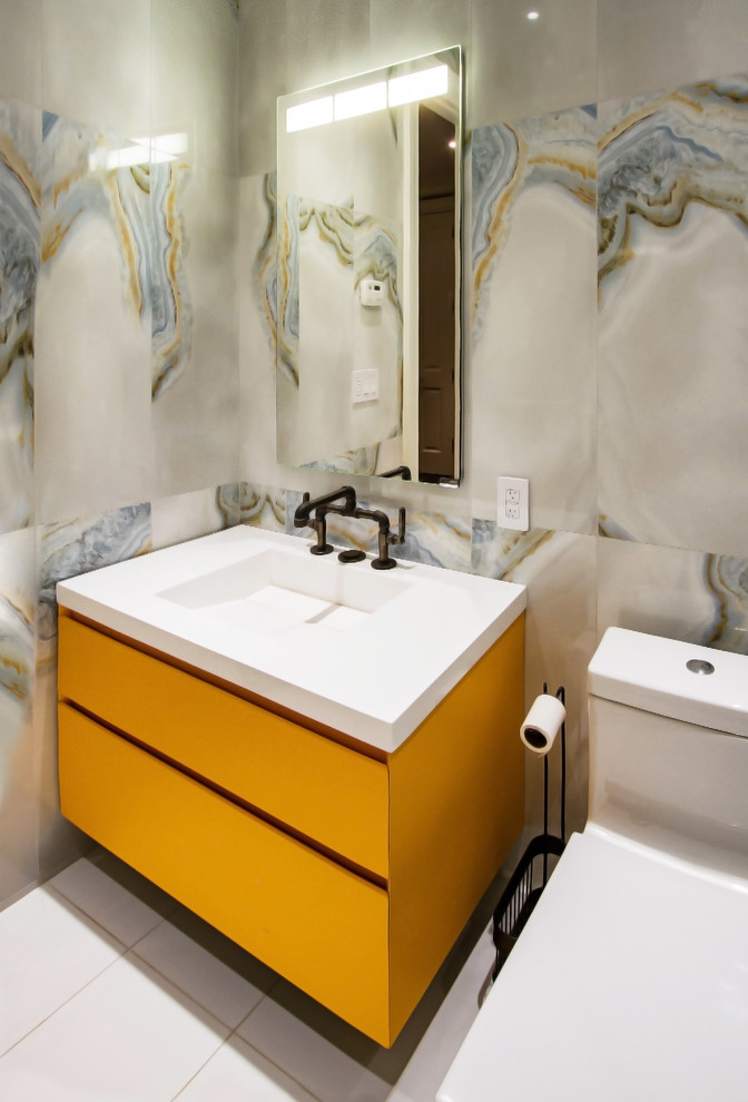 Diseño de cuarto de baño actual de tamaño medio con puertas de armario amarillas, armarios con paneles lisos, bañera encastrada, combinación de ducha y bañera, sanitario de una pieza, lavabo integrado, encimera de acrílico y ducha con puerta corredera
