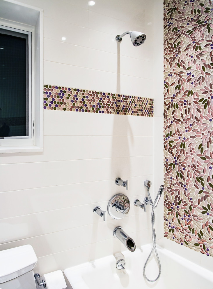 Diseño de cuarto de baño contemporáneo de tamaño medio con armarios con paneles lisos, puertas de armario violetas, bañera encastrada, combinación de ducha y bañera, sanitario de una pieza, lavabo integrado y encimera de acrílico