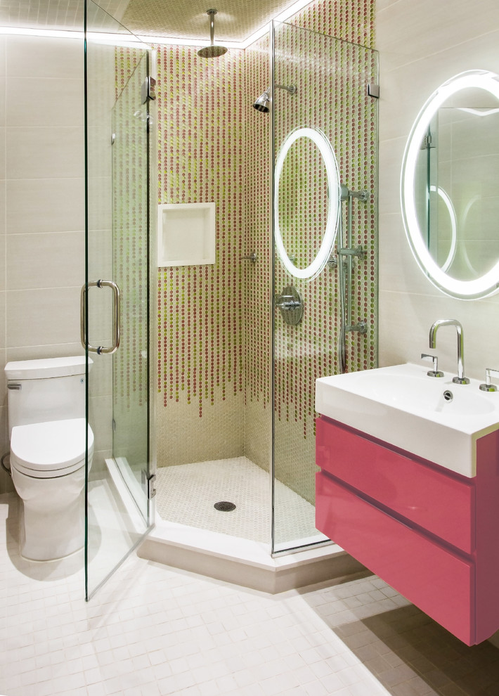 Kleines Modernes Duschbad mit flächenbündigen Schrankfronten, roten Schränken, Eckdusche, Toilette mit Aufsatzspülkasten, integriertem Waschbecken, Mineralwerkstoff-Waschtisch und Falttür-Duschabtrennung in New York