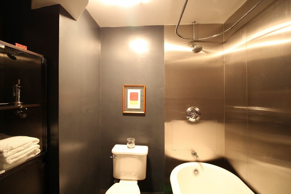Inspiration för mellanstora moderna en-suite badrum, med ett piedestal handfat, möbel-liknande, skåp i mörkt trä, bänkskiva i akrylsten, ett badkar med tassar, en dusch/badkar-kombination, en toalettstol med separat cisternkåpa, grå kakel, kakel i metall, beige väggar och marmorgolv