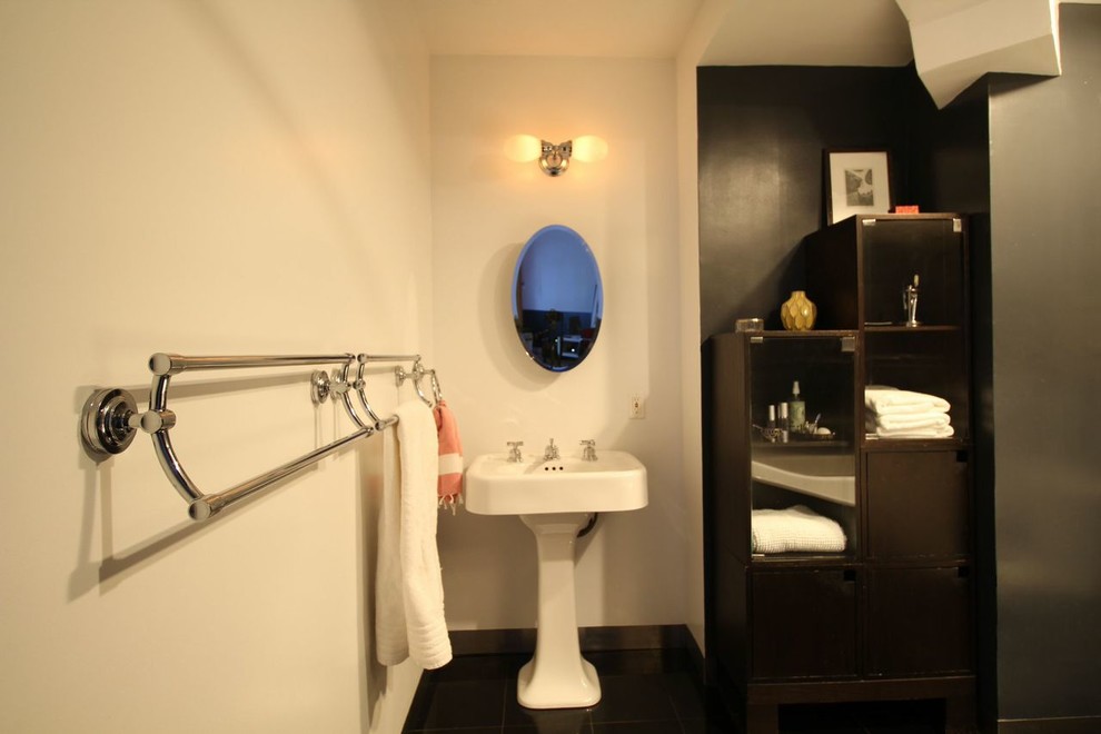 Idéer för ett mellanstort modernt en-suite badrum, med ett piedestal handfat, möbel-liknande, skåp i mörkt trä, bänkskiva i akrylsten, ett badkar med tassar, en dusch/badkar-kombination, en toalettstol med separat cisternkåpa, grå kakel, beige väggar, marmorgolv och kakel i metall