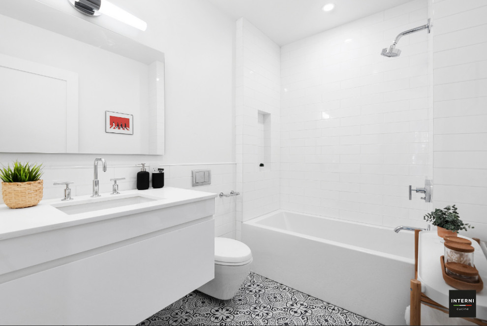 На фото: маленькая ванная комната в стиле модернизм с белыми фасадами, душем над ванной, биде, белой плиткой, белыми стенами и белым полом для на участке и в саду