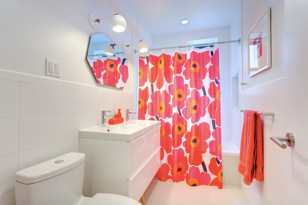 Modern inredning av ett mellanstort badrum med dusch, med släta luckor, vita skåp, en dusch/badkar-kombination, en toalettstol med hel cisternkåpa, vit kakel, mosaik, vita väggar, mosaikgolv, ett integrerad handfat, bänkskiva i akrylsten, ett badkar i en alkov och dusch med duschdraperi