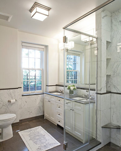 На фото: ванная комната в стиле фьюжн с накладной раковиной, фасадами с декоративным кантом, белыми фасадами, душем в нише, унитазом-моноблоком, белой плиткой, керамической плиткой, белыми стенами, полом из керамической плитки и душевой кабиной