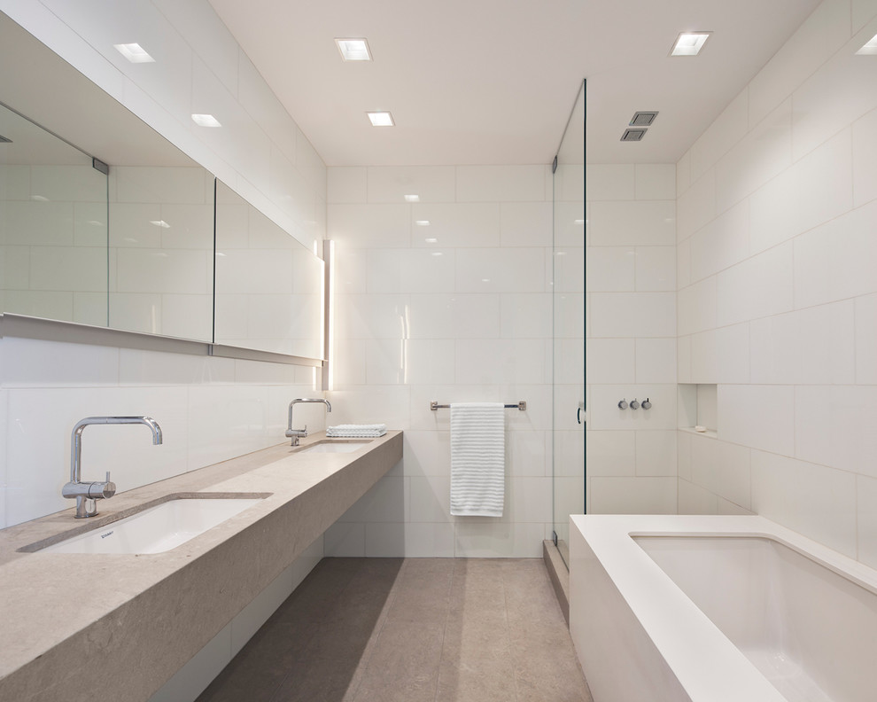 Imagen de cuarto de baño principal moderno de tamaño medio con baldosas y/o azulejos blancos y lavabo bajoencimera