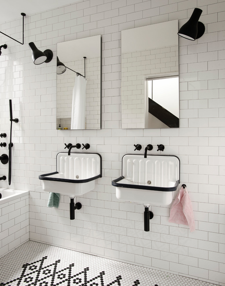 Идея дизайна: ванная комната в стиле неоклассика (современная классика) с белой плиткой, плиткой кабанчик, подвесной раковиной и разноцветным полом