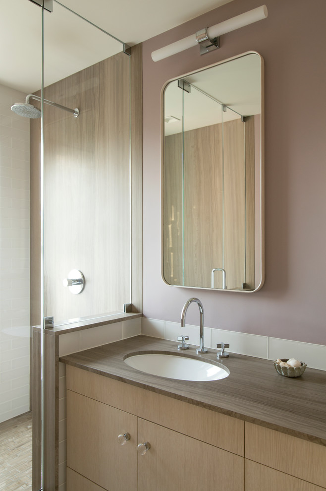 Esempio di una stanza da bagno padronale classica di medie dimensioni con ante lisce, ante in legno chiaro, doccia alcova, piastrelle bianche, piastrelle di vetro, pavimento in marmo, lavabo sottopiano e top in marmo