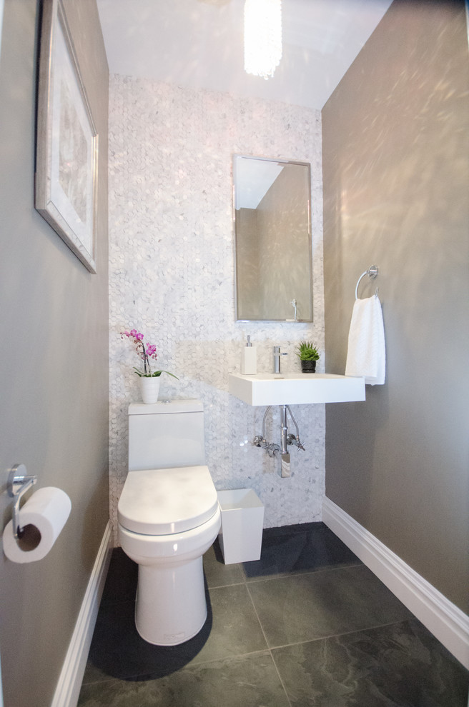 Пример оригинального дизайна: маленький туалет в стиле модернизм с подвесной раковиной, унитазом-моноблоком, белой плиткой, плиткой мозаикой, серыми стенами и полом из сланца для на участке и в саду