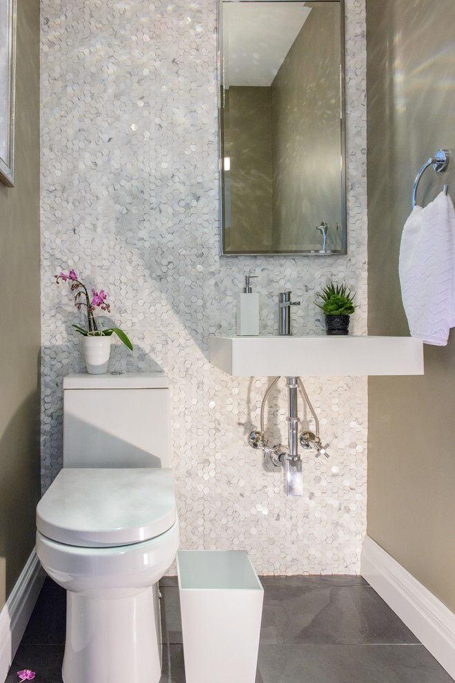 Imagen de cuarto de baño minimalista pequeño con lavabo suspendido, sanitario de una pieza, baldosas y/o azulejos blancos, baldosas y/o azulejos en mosaico, paredes grises y suelo de pizarra