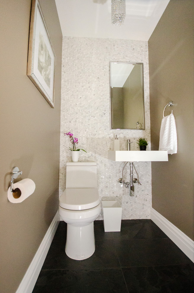 Idéer för små funkis badrum, med ett väggmonterat handfat, en toalettstol med hel cisternkåpa, vit kakel, mosaik, grå väggar och skiffergolv