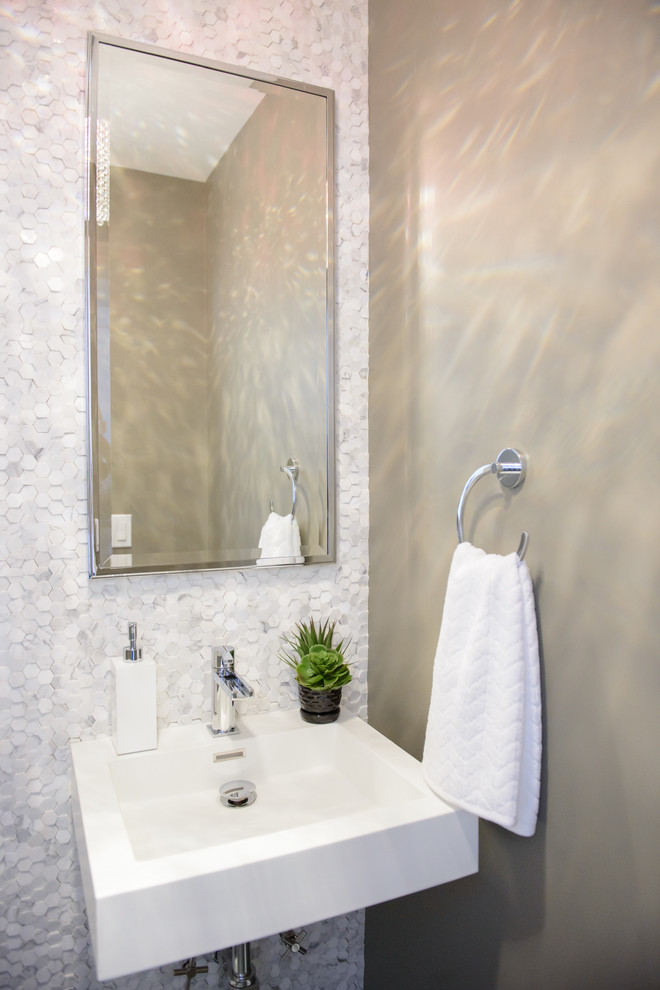 Идея дизайна: маленькая ванная комната в стиле модернизм с подвесной раковиной, унитазом-моноблоком, белой плиткой, плиткой мозаикой, серыми стенами и полом из сланца для на участке и в саду