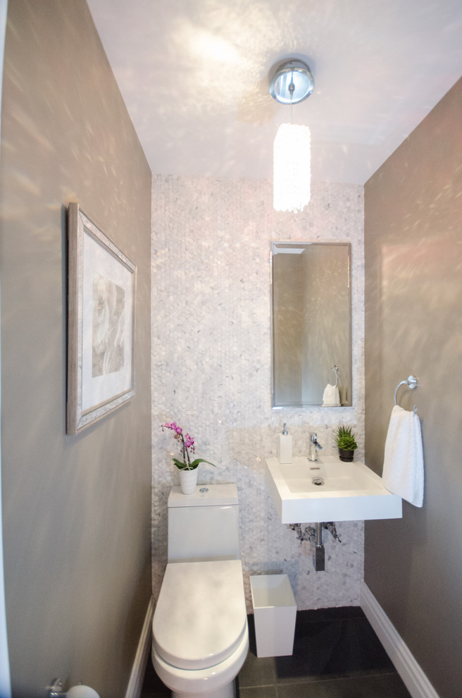 Exemple d'une petite salle de bain moderne avec un lavabo suspendu, WC à poser, un carrelage blanc, mosaïque, un mur gris et un sol en ardoise.