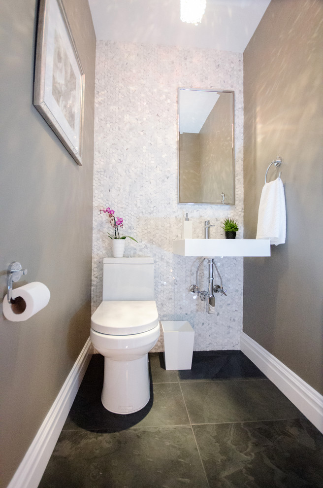 Imagen de aseo moderno pequeño con lavabo suspendido, sanitario de una pieza, baldosas y/o azulejos blancos, baldosas y/o azulejos en mosaico, paredes grises y suelo de pizarra