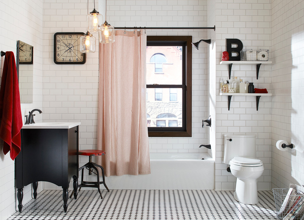 ニューヨークにある中くらいなエクレクティックスタイルのおしゃれなバスルーム (浴槽なし) (濃色木目調キャビネット、アルコーブ型浴槽、シャワー付き浴槽	、一体型トイレ	、白いタイル、セラミックタイル、白い壁、モザイクタイル、コンソール型シンク) の写真
