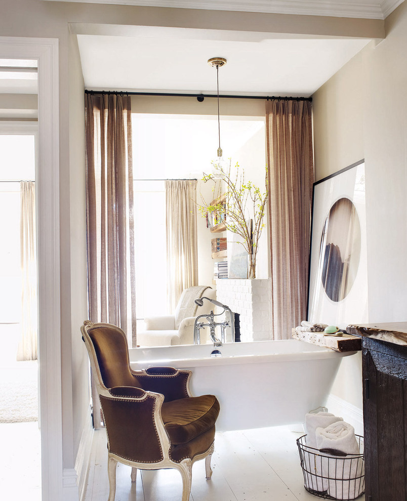 Inspiration för ett stort vintage en-suite badrum, med möbel-liknande, skåp i mörkt trä, ett fristående badkar, beige kakel, porslinskakel, beige väggar och klinkergolv i porslin