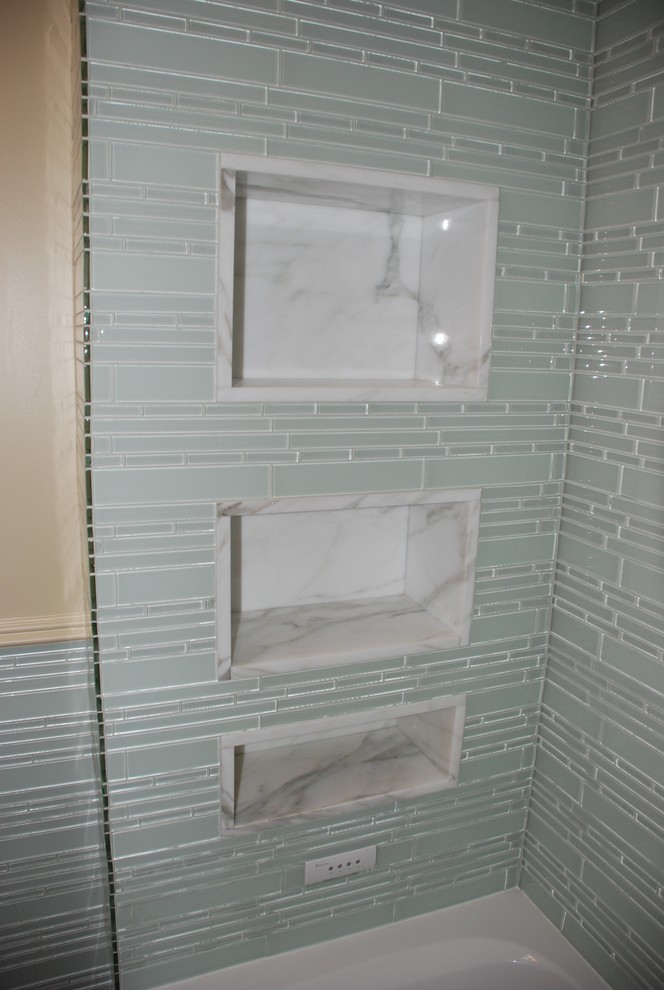Idée de décoration pour une salle de bain principale tradition de taille moyenne avec une baignoire en alcôve, un combiné douche/baignoire, un carrelage bleu, un carrelage vert, des carreaux en allumettes et un mur bleu.
