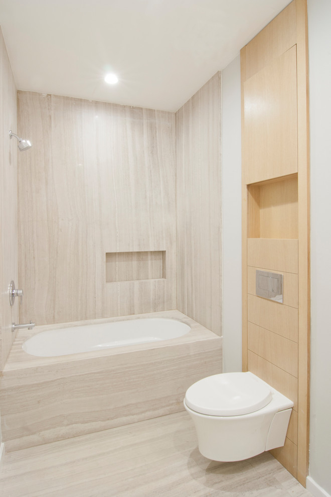 Inspiration för ett stort funkis badrum med dusch, med ett undermonterat badkar, en dusch/badkar-kombination, en vägghängd toalettstol, beige kakel, stenhäll, grå väggar, klinkergolv i porslin och beiget golv