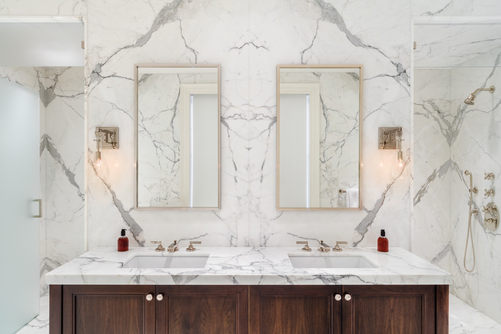 Идея дизайна: главная ванная комната среднего размера в стиле неоклассика (современная классика) с белой плиткой, каменной плиткой, мраморным полом, фасадами с утопленной филенкой, темными деревянными фасадами и врезной раковиной