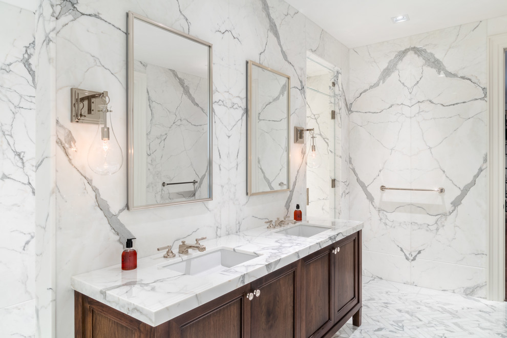 Idee per una stanza da bagno padronale classica di medie dimensioni con doccia alcova, piastrelle bianche, piastrelle in pietra e pavimento in marmo