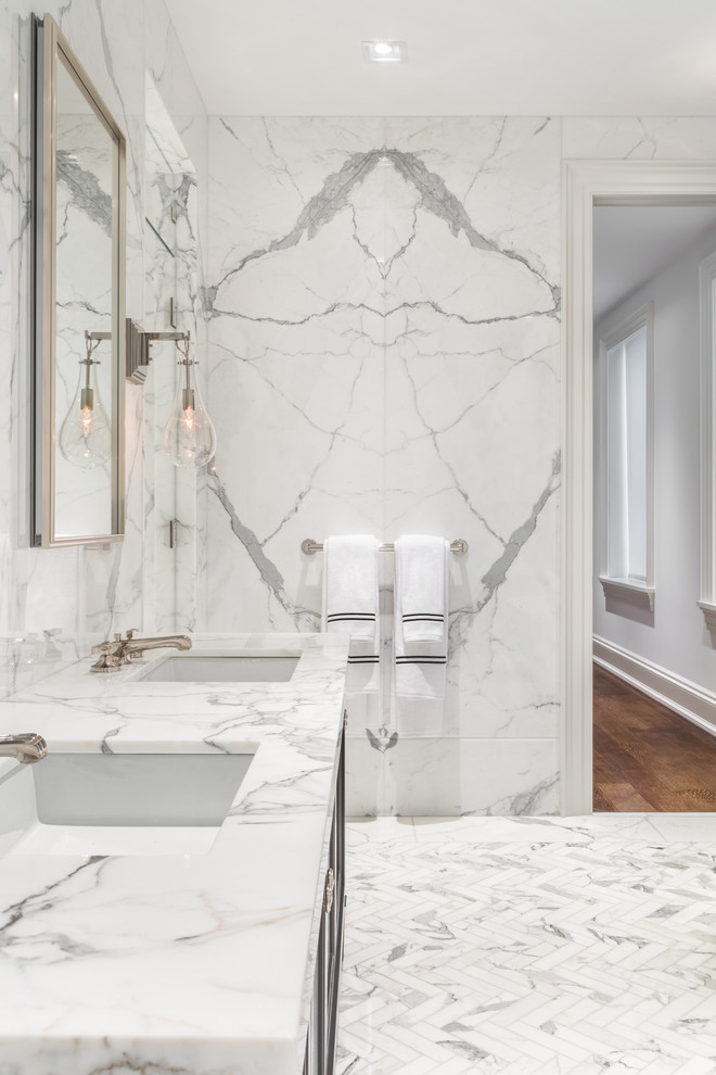 Ispirazione per una stanza da bagno padronale tradizionale di medie dimensioni con doccia alcova, piastrelle bianche, piastrelle in pietra e pavimento in marmo
