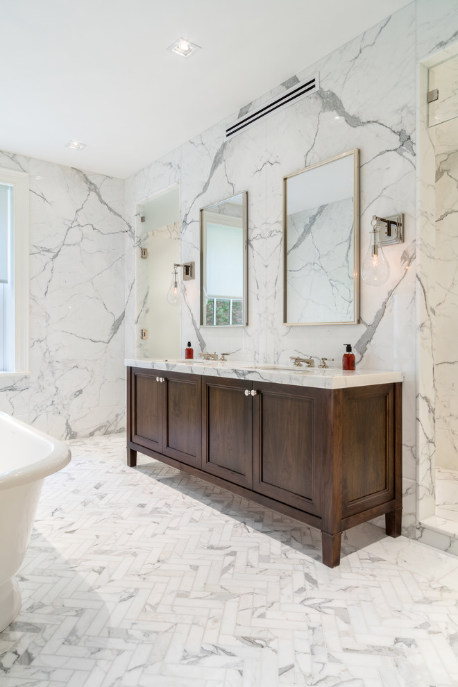 Свежая идея для дизайна: ванная комната среднего размера в стиле неоклассика (современная классика) с душем в нише, белой плиткой, каменной плиткой и мраморным полом - отличное фото интерьера