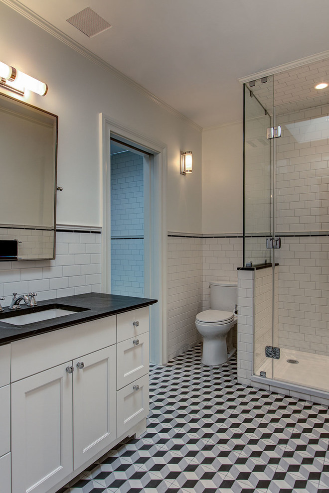 Immagine di una stanza da bagno tradizionale con lavabo sottopiano, ante in stile shaker, ante bianche, doccia alcova, WC a due pezzi, piastrelle bianche e piastrelle in ceramica