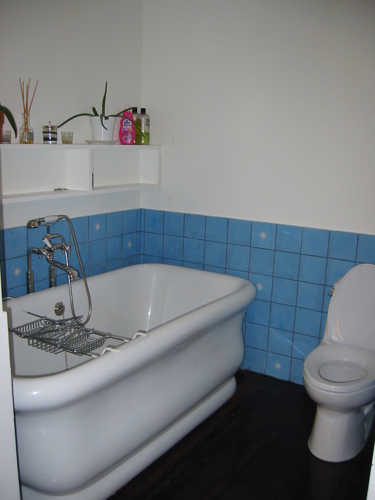 Foto de sauna contemporánea pequeña con bañera exenta, sanitario de dos piezas, baldosas y/o azulejos azules, paredes blancas, suelo de madera oscura y armarios abiertos