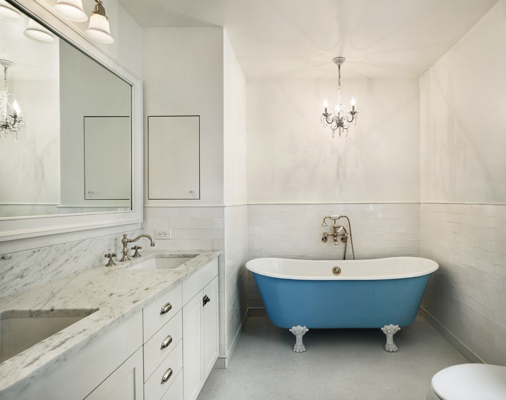 Exempel på ett mellanstort shabby chic-inspirerat en-suite badrum, med ett nedsänkt handfat, skåp i shakerstil, vita skåp, marmorbänkskiva, ett badkar med tassar, en toalettstol med hel cisternkåpa, vit kakel, tunnelbanekakel, vita väggar och mosaikgolv