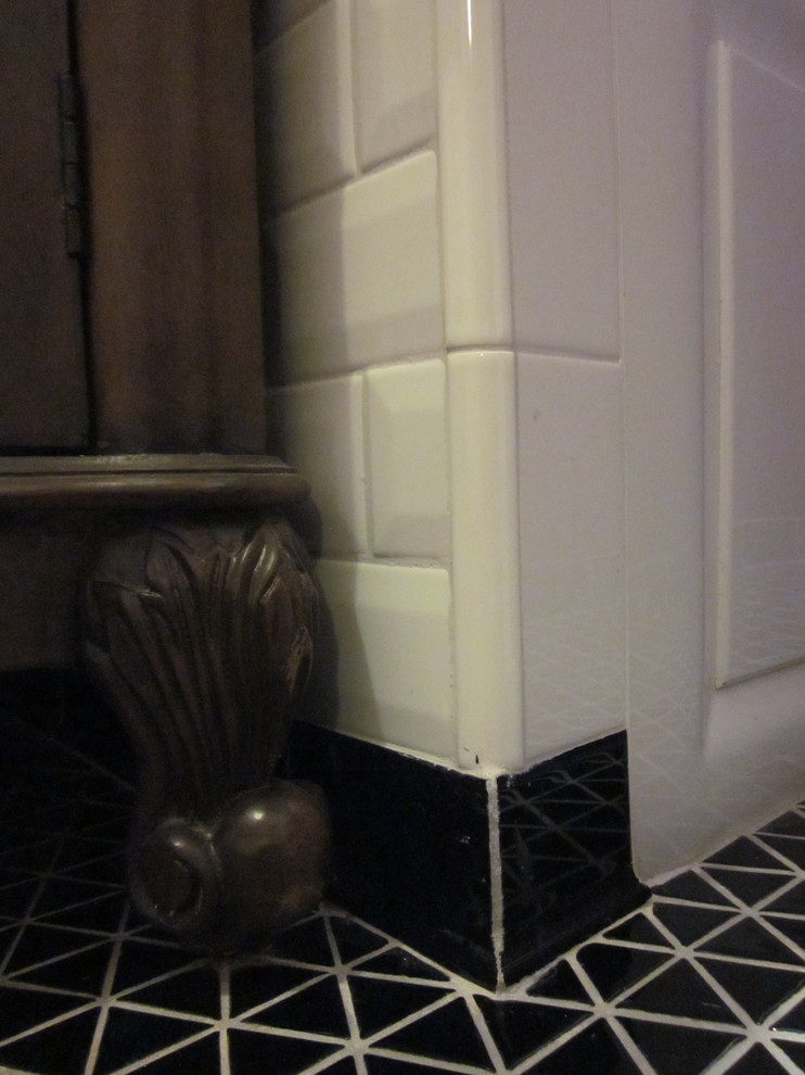 Cette photo montre une petite douche en alcôve rétro avec une baignoire en alcôve, un carrelage blanc, des carreaux de céramique, un mur violet, un lavabo encastré, un sol noir et une cabine de douche avec un rideau.