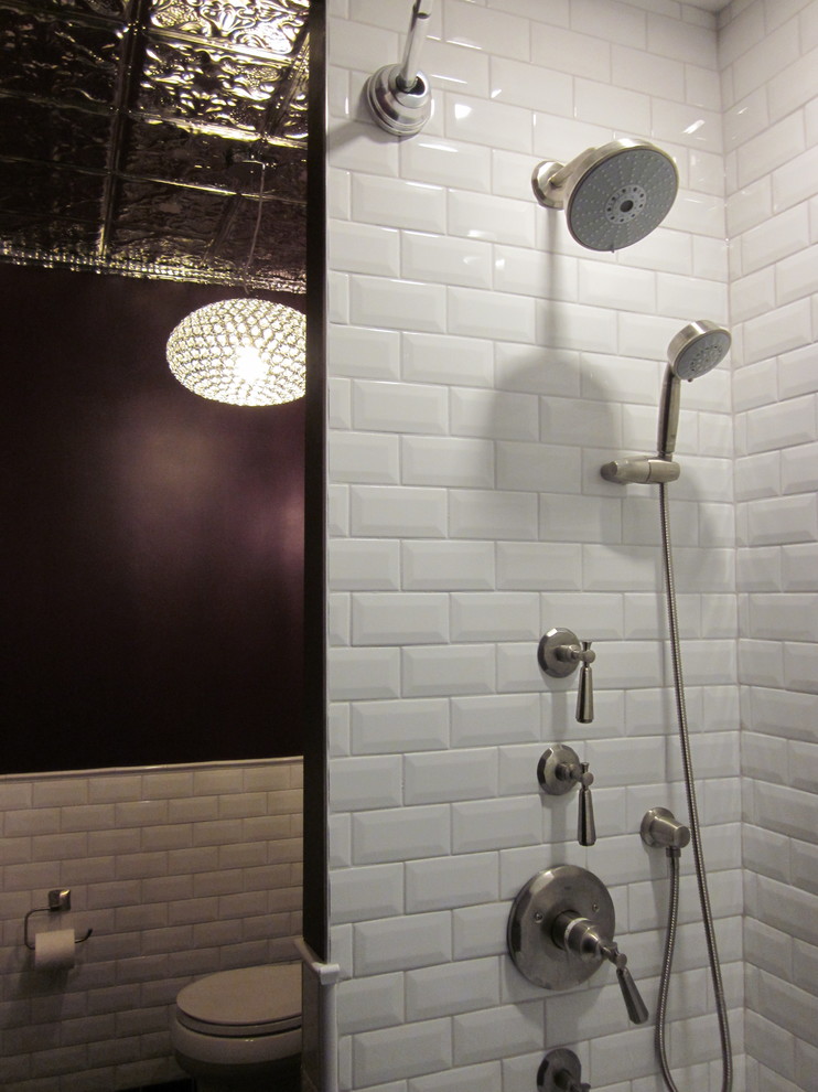 60 tals inredning av ett litet badrum, med ett badkar i en alkov, en dusch i en alkov, vit kakel, keramikplattor, lila väggar, ett undermonterad handfat, svart golv och dusch med duschdraperi