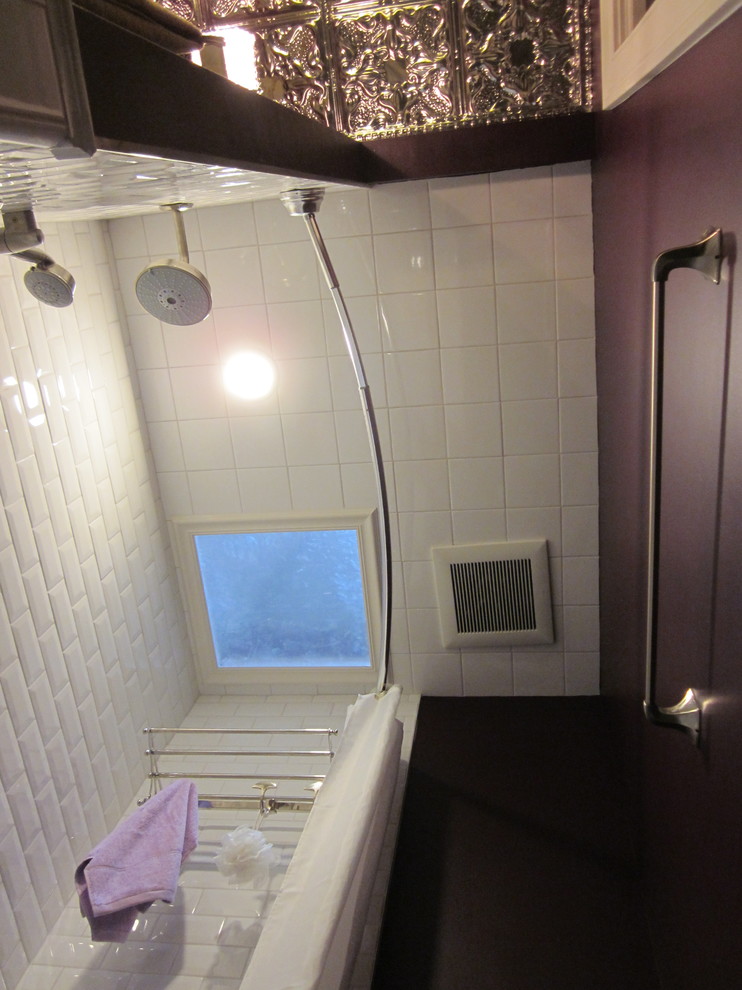 Idee per una piccola stanza da bagno minimalista con vasca ad alcova, doccia alcova, piastrelle bianche, piastrelle in ceramica, pareti viola, lavabo sottopiano, pavimento nero e doccia con tenda