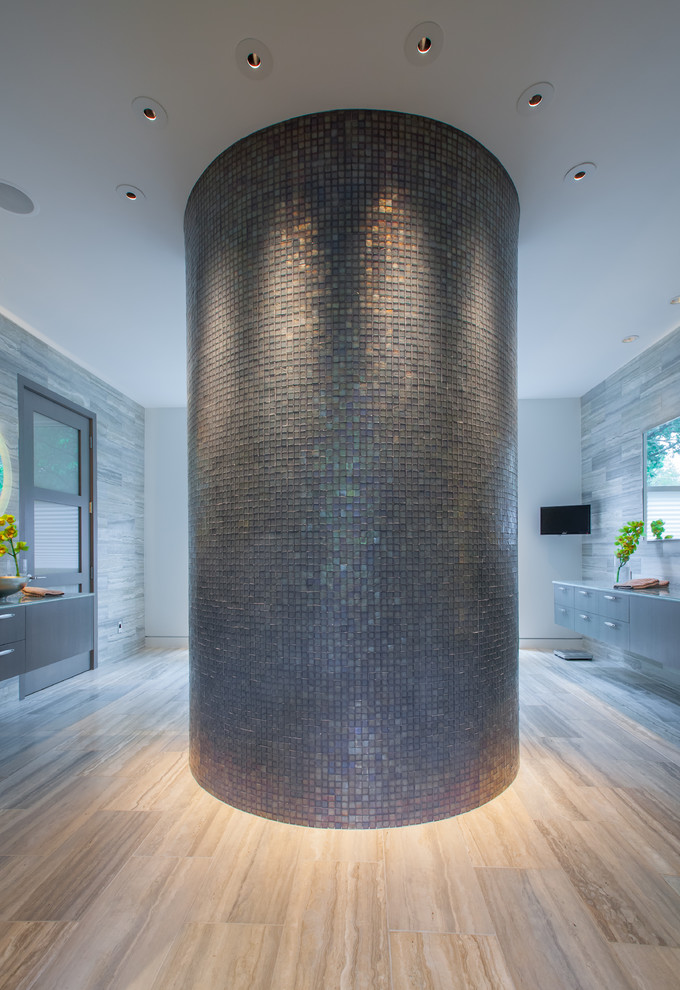 Idee per una stanza da bagno contemporanea con ante lisce, ante in legno chiaro, top in vetro, vasca freestanding, doccia a filo pavimento e piastrelle a mosaico