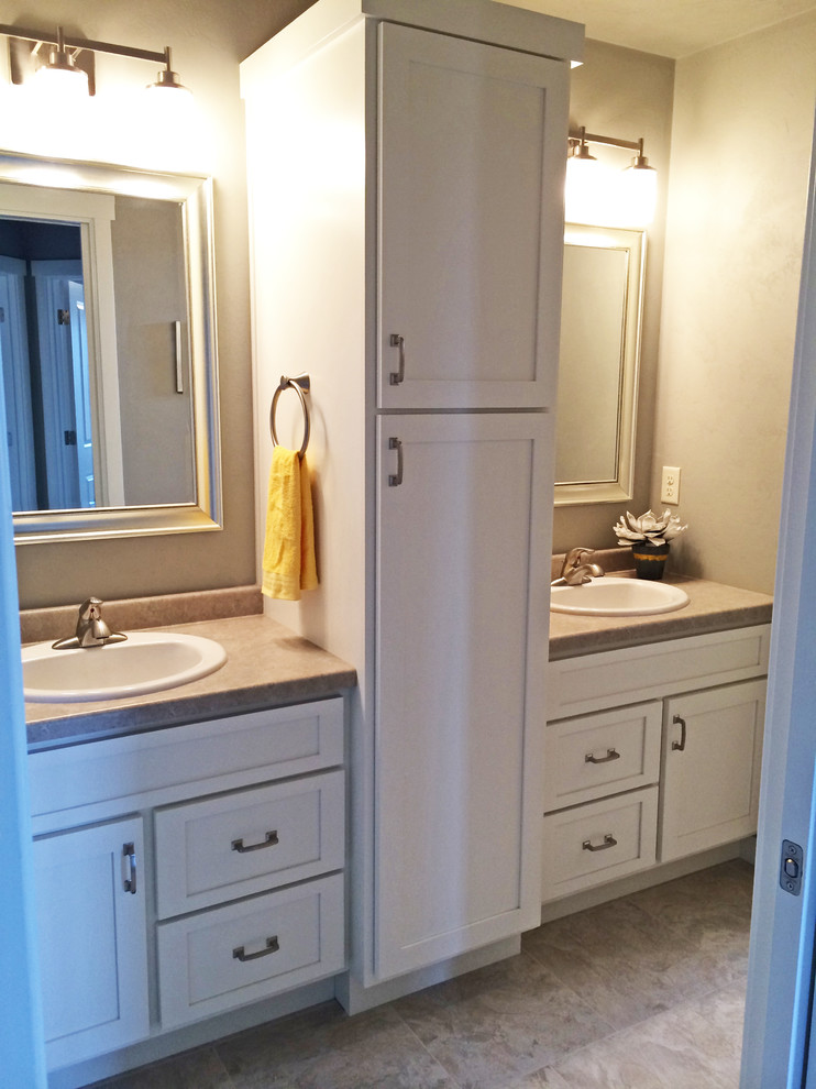 Mittelgroßes Modernes Badezimmer mit Einbauwaschbecken, Schrankfronten im Shaker-Stil, weißen Schränken, Laminat-Waschtisch und grauer Wandfarbe in Milwaukee