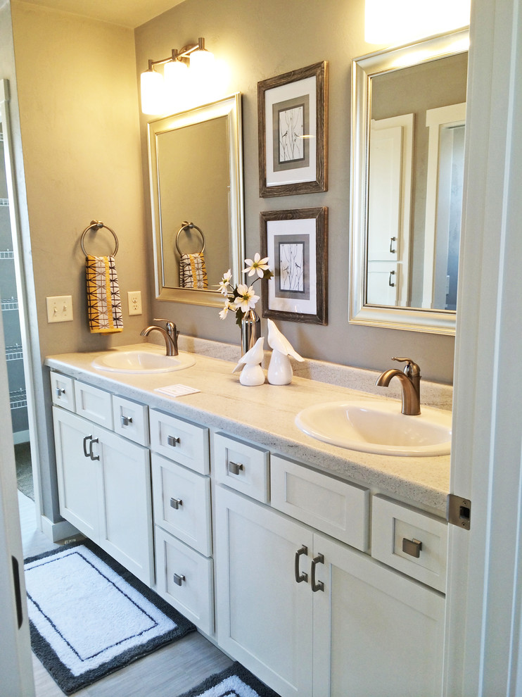 Inspiration för mellanstora moderna en-suite badrum, med ett nedsänkt handfat, skåp i shakerstil, vita skåp, laminatbänkskiva och grå väggar
