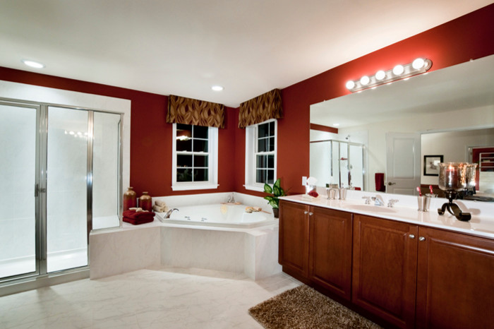 Стильный дизайн: большая главная ванная комната в классическом стиле с фасадами с выступающей филенкой, фасадами цвета дерева среднего тона, угловой ванной, душем в нише, красными стенами, мраморным полом, врезной раковиной и столешницей из кварцита - последний тренд