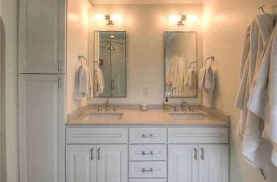 На фото: ванная комната среднего размера в стиле модернизм с врезной раковиной, белыми фасадами, столешницей из гранита, белой плиткой, керамической плиткой, белыми стенами, полом из керамической плитки, душевой кабиной, фасадами с выступающей филенкой, угловым душем, раздельным унитазом, белым полом и душем с распашными дверями