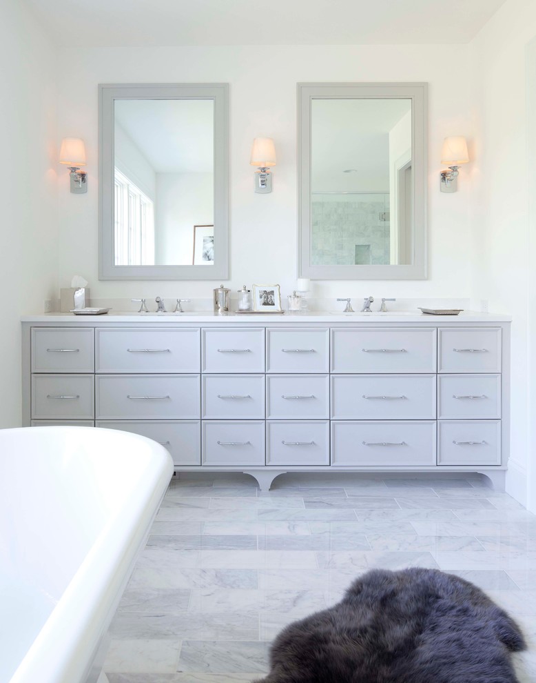 Esempio di una stanza da bagno minimal con ante grigie e piastrelle grigie