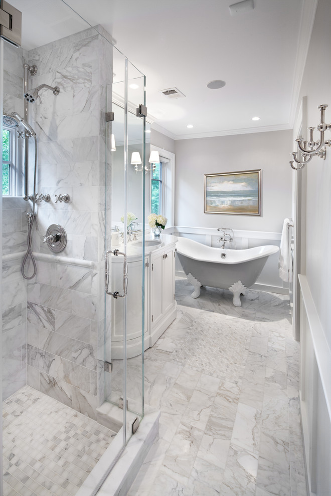Exemple d'une douche en alcôve chic avec un lavabo encastré, un placard en trompe-l'oeil, un plan de toilette en marbre et une baignoire sur pieds.