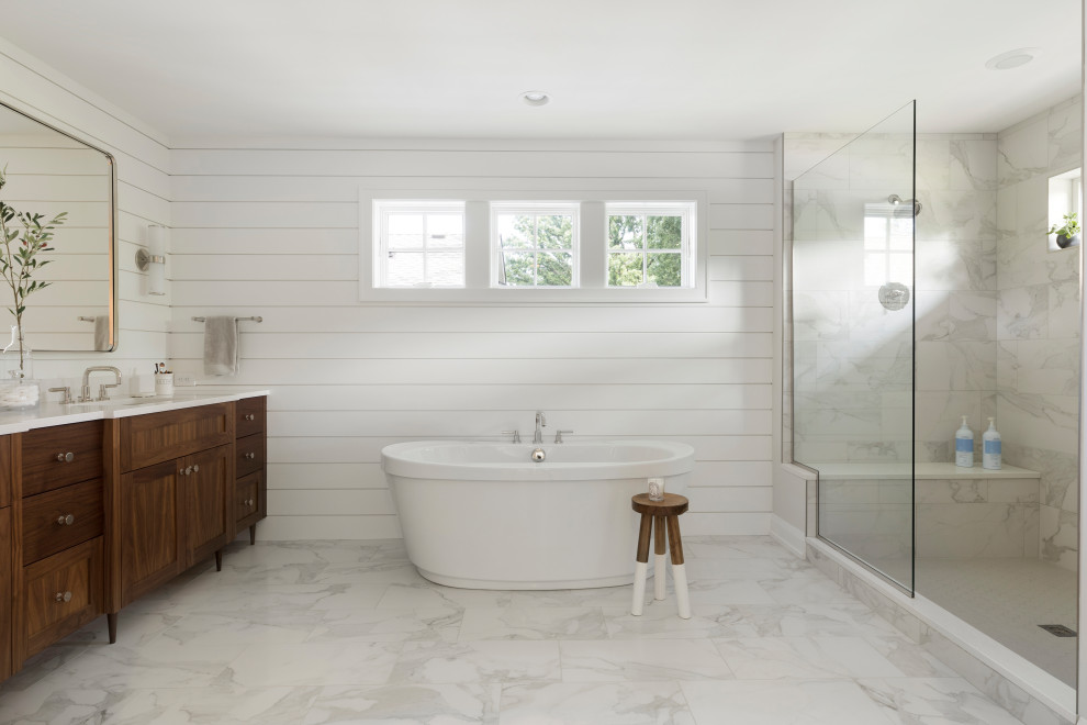 Идея дизайна: ванная комната в стиле неоклассика (современная классика) с фасадами в стиле шейкер, темными деревянными фасадами, отдельно стоящей ванной, белой плиткой, белыми стенами, белым полом, белой столешницей, сиденьем для душа и стенами из вагонки