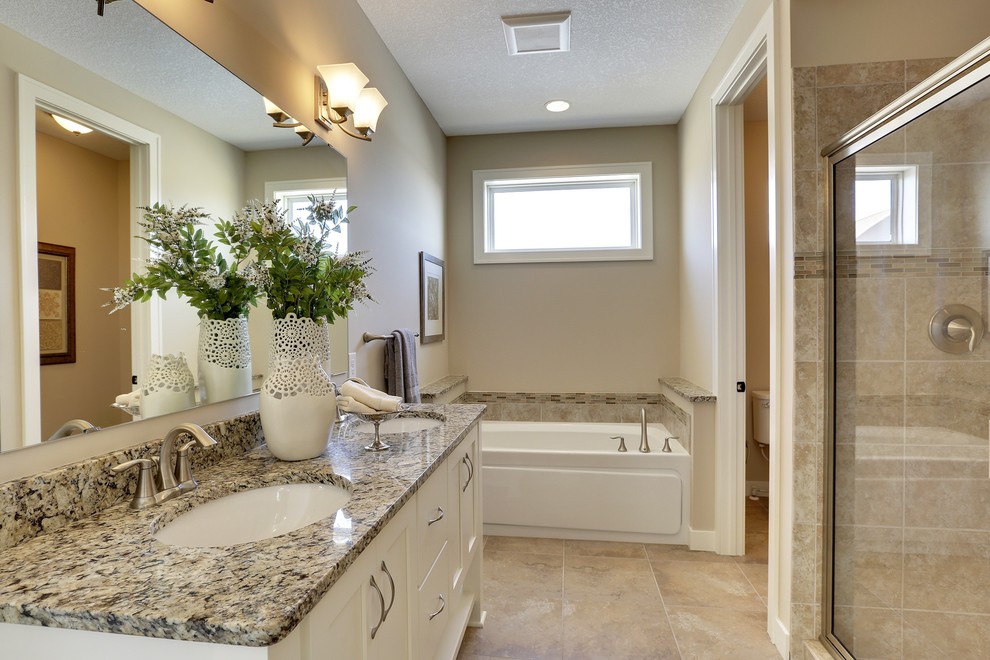 На фото: ванная комната в стиле неоклассика (современная классика) с белыми фасадами с