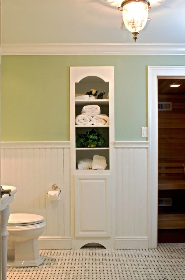 Exempel på ett litet klassiskt badrum med dusch, med gröna väggar, luckor med infälld panel, vita skåp, en toalettstol med separat cisternkåpa, marmorgolv, ett konsol handfat, bänkskiva i kalksten och vitt golv